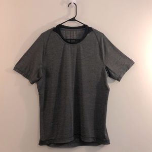 Lululemon men’s gray short sleeve shirt large